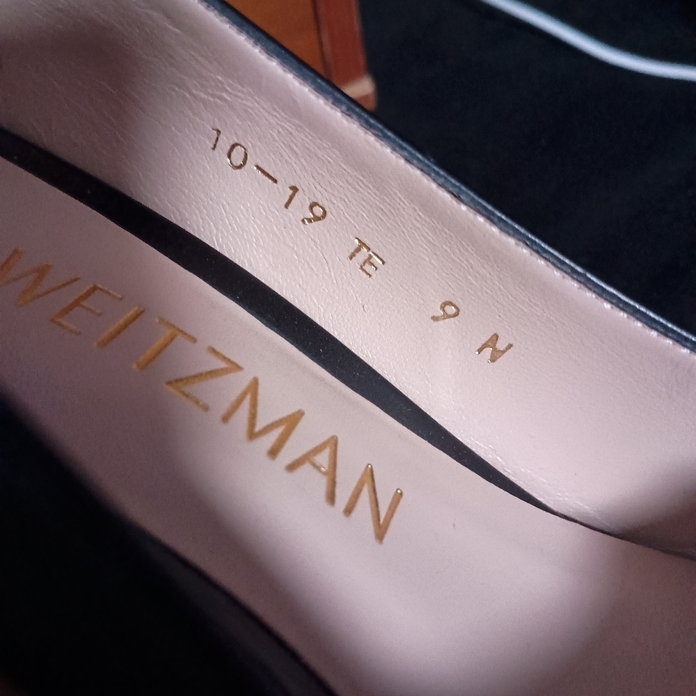 Stuart Weitzman_Black heeled shoes with gold buckle on top_9 - Picture 7 of 8